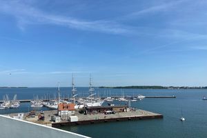 Blick von der Dachterrasse des OZEANEUMs auf den Stralsunder Hafen (Foto: Maike Väth / Deutsches Meeresmuseum)