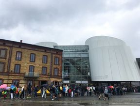 Besucherschlange vor dem OZEANEUM. (Foto: Romy Kiebel / Deutsches Meeresmuseum)