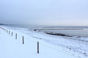 Verschneiter Strand auf Rügen. (Foto: Lydia Pech / Deutsches Meeresmuseum)