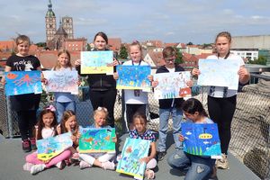 Gewinnerinnen und Gewinner des Malwettbewerbs der Stralsunder Juri Gagarin Grundschule im OZEANEUM (Foto: Nadine Pankow / Deutsches Meeresmuseum)
