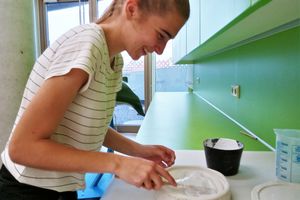 FÖJ-lerin Lea erstellt Gipsabdrücke von kleinen Meeresschildkröten im OZEANEUM (Foto: Nadine Pankow / Deutsches Meeresmuseum)