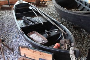 Fischerboot und Fischfangzubehör. (Foto: Johannes-Maria Schlorke / Deutsches Meeresmuseum)