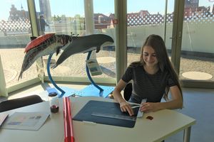 Ein neues Gesicht in der Museumspädagogik: Lea macht ihr Freiwilliges Ökologisches Jahr im OZEANEUM (Foto: Ria Schmechel / Deutsches Meeresmuseum)