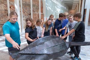 Erläuterungen zur Lederschildkröte Marlene an einem Bronzeabguss im Westhof des MEERESMUSEUMs (Foto: Anke Neumeister / Deutsches Meeresmuseum)