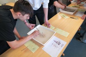 Die Sektion eines Kalmars gibt Aufschluss über den Aufbau dieser Tierart (Foto: Anke Neumeister / Deutsches Meeresmuseum)