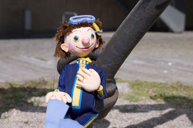 Museumstaucher Jaques vor dem OZEANEUM (Foto: Anke Neumeister / Deutsches Meeresmuseum)